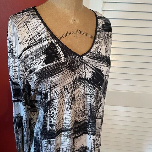 CHICO’S | abstract black & white v neck blouse 2 or M - Picture 2 of 6